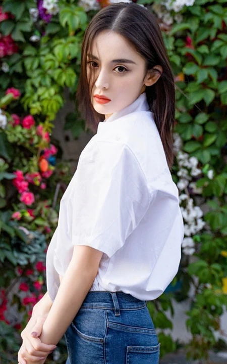 花前美人古力娜扎，娜扎白衫牛仔裤清新户外写真图片