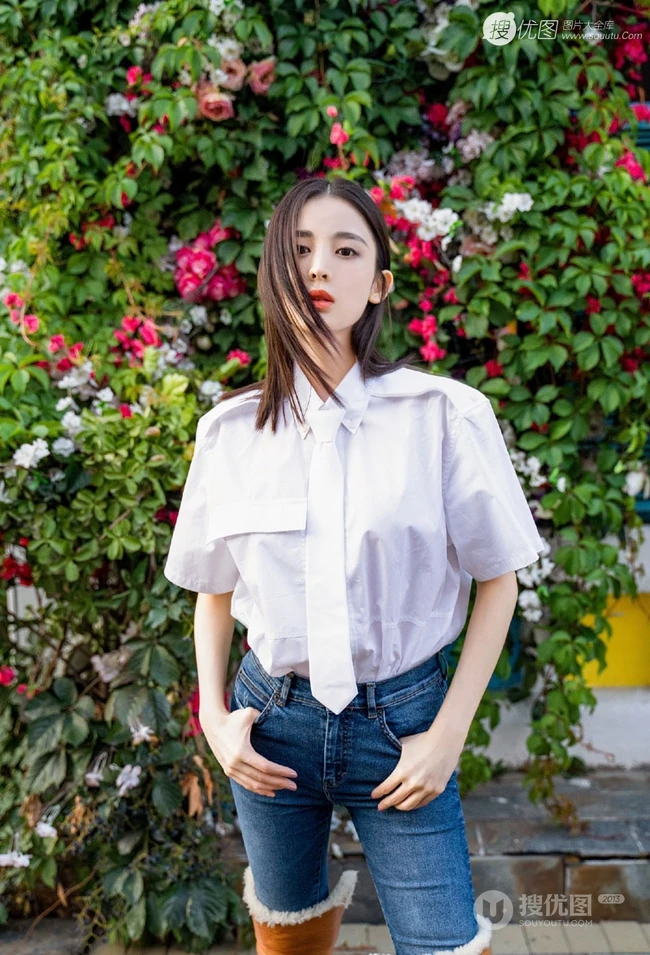 花前美人古力娜扎，娜扎白衫牛仔裤清新户外写真图片