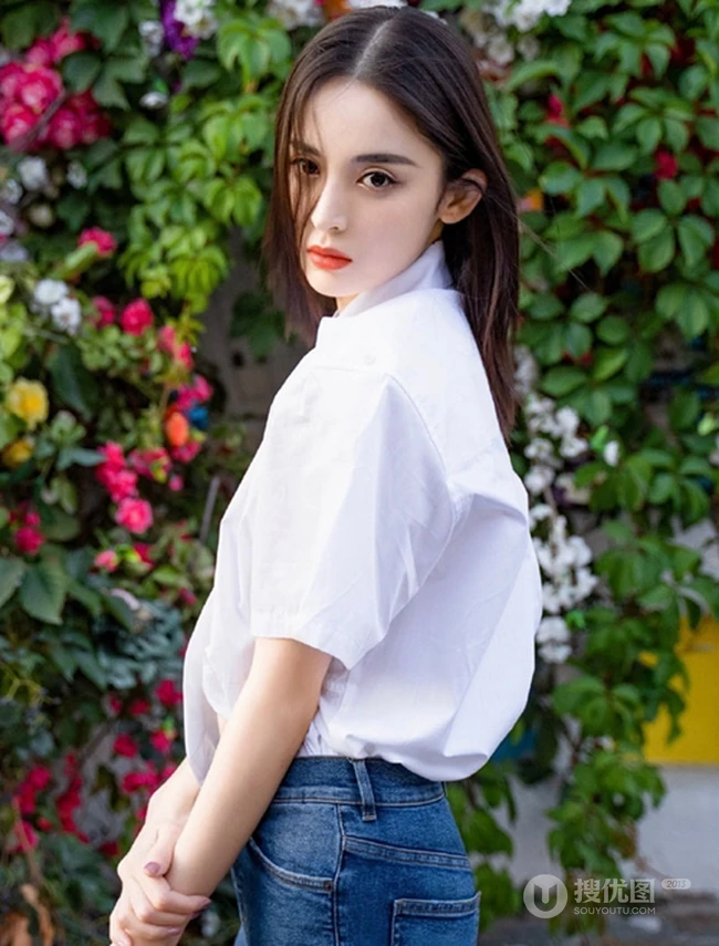 花前美人古力娜扎，娜扎白衫牛仔裤清新户外写真图片