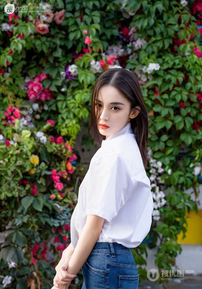 花前美人古力娜扎，娜扎白衫牛仔裤清新户外写真图片