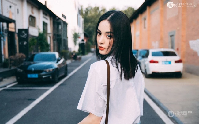 花前美人古力娜扎，娜扎白衫牛仔裤清新户外写真图片