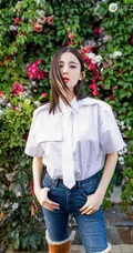 花前美人古力娜扎，娜扎白衫牛仔裤清新户外写真图片