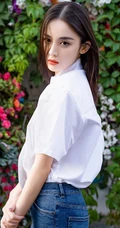 花前美人古力娜扎，娜扎白衫牛仔裤清新户外写真图片