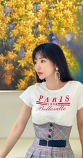 柳岩晒清新户外美照，短袖格纹套装搭配字母白T恤，清爽妩媚动人