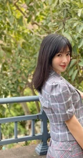 柳岩晒清新户外美照，短袖格纹套装搭配字母白T恤，清爽妩媚动人