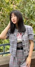 柳岩晒清新户外美照，短袖格纹套装搭配字母白T恤，清爽妩媚动人