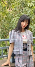 柳岩晒清新户外美照，短袖格纹套装搭配字母白T恤，清爽妩媚动人