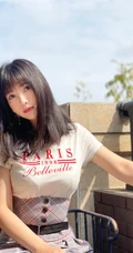 柳岩晒清新户外美照，短袖格纹套装搭配字母白T恤，清爽妩媚动人