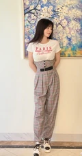 柳岩晒清新户外美照，短袖格纹套装搭配字母白T恤，清爽妩媚动人