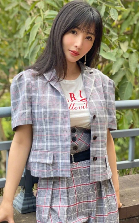 柳岩晒清新户外美照，短袖格纹套装搭配字母白T恤，清爽妩媚动人