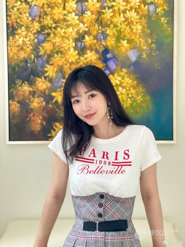 柳岩晒清新户外美照，短袖格纹套装搭配字母白T恤，清爽妩媚动人