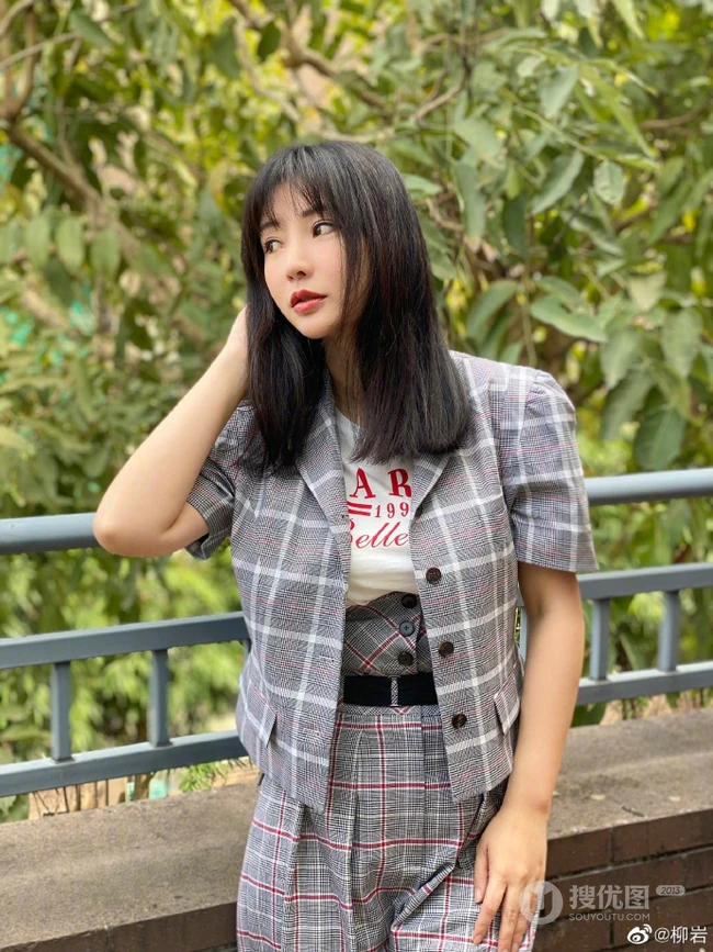 柳岩晒清新户外美照，短袖格纹套装搭配字母白T恤，清爽妩媚动人