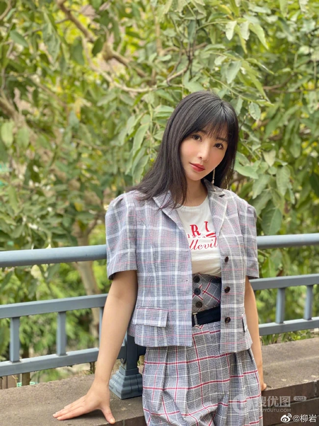 柳岩晒清新户外美照，短袖格纹套装搭配字母白T恤，清爽妩媚动人