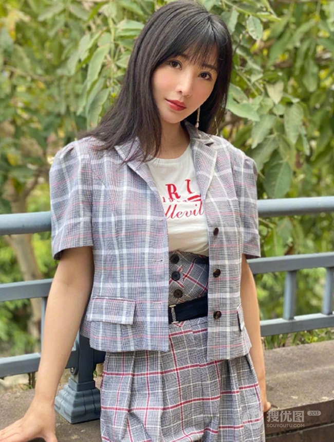 柳岩晒清新户外美照，短袖格纹套装搭配字母白T恤，清爽妩媚动人