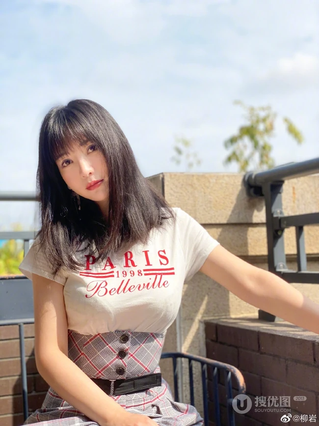 柳岩晒清新户外美照，短袖格纹套装搭配字母白T恤，清爽妩媚动人