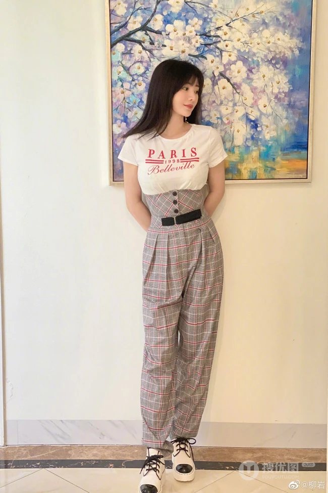 柳岩晒清新户外美照，短袖格纹套装搭配字母白T恤，清爽妩媚动人