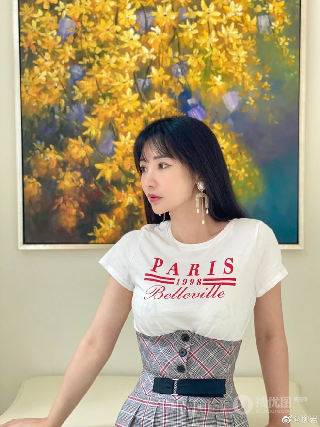 柳岩晒清新户外美照，短袖格纹套装搭配字母白T恤，清爽妩媚动人