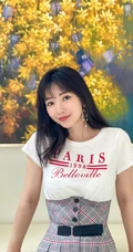 柳岩晒清新户外美照，短袖格纹套装搭配字母白T恤，清爽妩媚动人