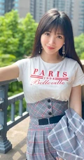 柳岩晒清新户外美照，短袖格纹套装搭配字母白T恤，清爽妩媚动人