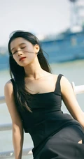 张婧仪肩带低领黑色连衣长裙气质妩媚户外写真图片