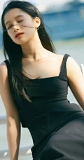 张婧仪肩带低领黑色连衣长裙气质妩媚户外写真图片