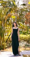 张婧仪肩带低领黑色连衣长裙气质妩媚户外写真图片