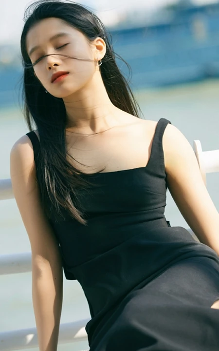 张婧仪肩带低领黑色连衣长裙气质妩媚户外写真图片