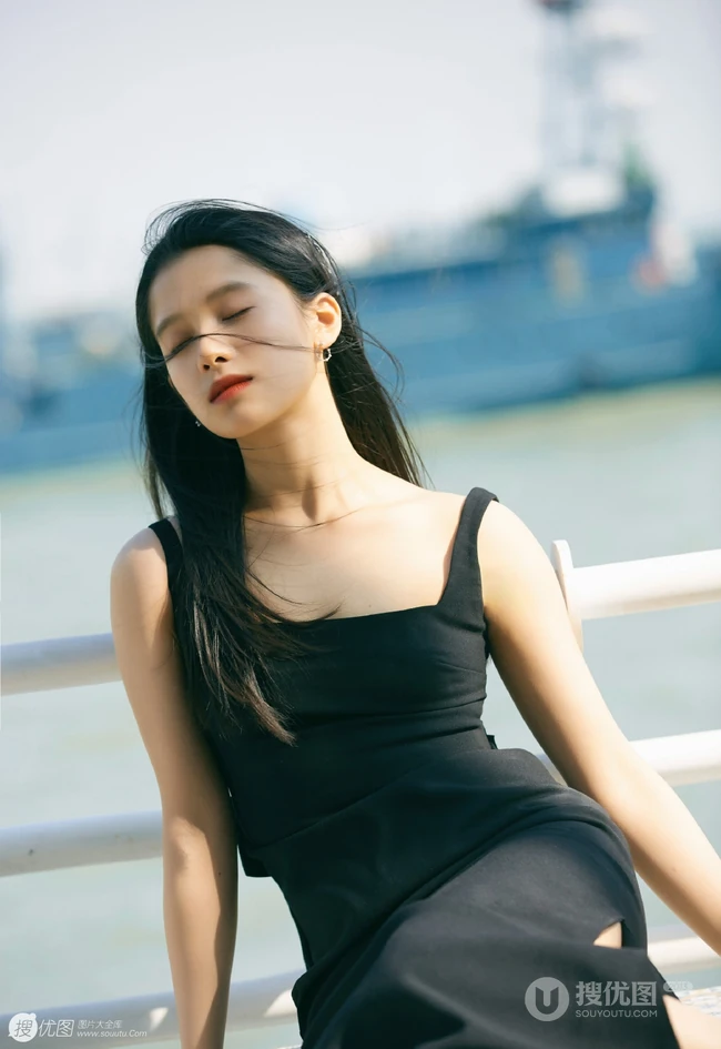 张婧仪肩带低领黑色连衣长裙气质妩媚户外写真图片