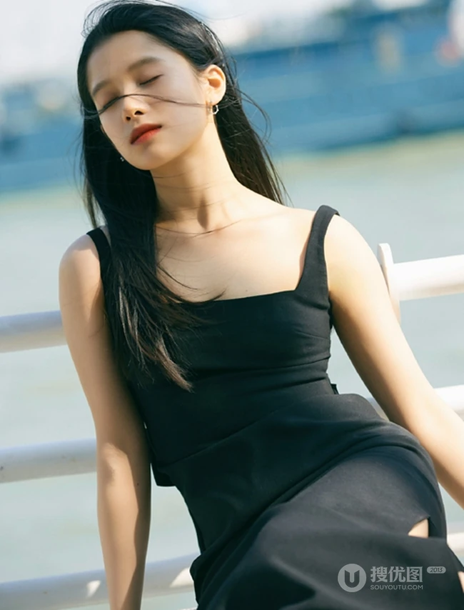 张婧仪肩带低领黑色连衣长裙气质妩媚户外写真图片