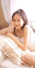 清纯可人酒窝少女肩带轻纱礼裙短裤室内，尽显白皙线条感纤细线条