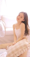 清纯可人酒窝少女肩带轻纱礼裙短裤室内，尽显白皙线条感纤细线条