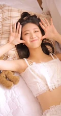 清纯可人酒窝少女肩带轻纱礼裙短裤室内，尽显白皙线条感纤细线条