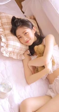 清纯可人酒窝少女肩带轻纱礼裙短裤室内，尽显白皙线条感纤细线条