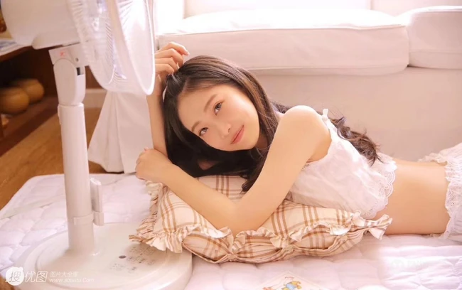 清纯可人酒窝少女肩带轻纱礼裙短裤室内，尽显白皙线条感纤细线条