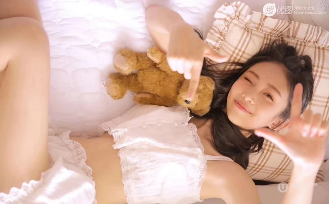 清纯可人酒窝少女肩带轻纱礼裙短裤室内，尽显白皙线条感纤细线条