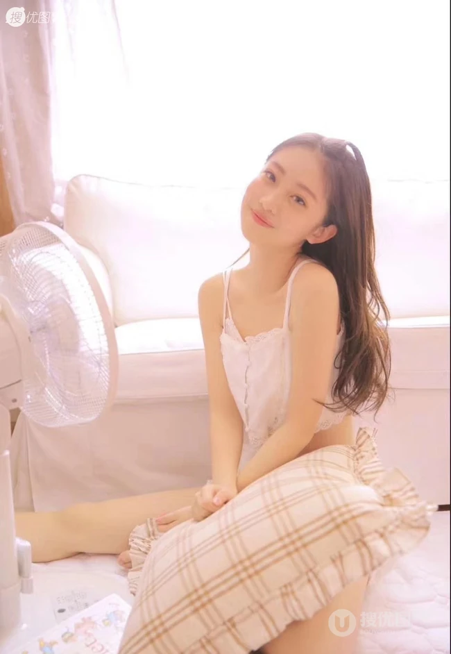 清纯可人酒窝少女肩带轻纱礼裙短裤室内，尽显白皙线条感纤细线条