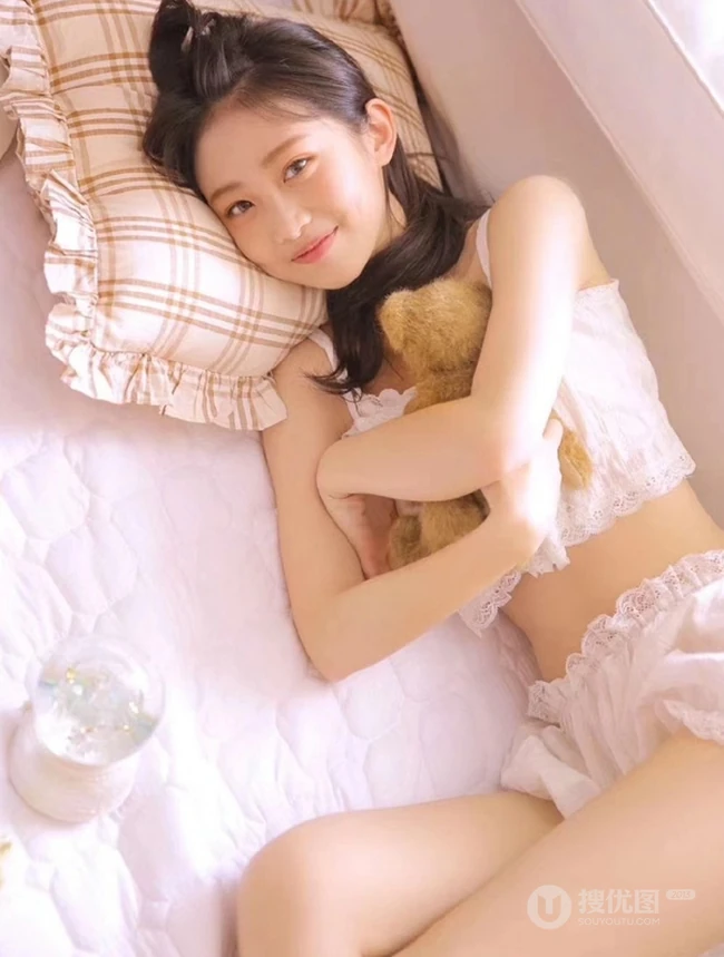 清纯可人酒窝少女肩带轻纱礼裙短裤室内，尽显白皙线条感纤细线条