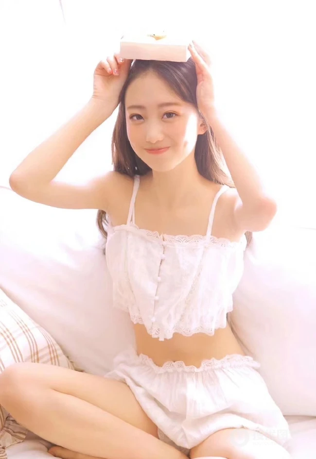 清纯可人酒窝少女肩带轻纱礼裙短裤室内，尽显白皙线条感纤细线条