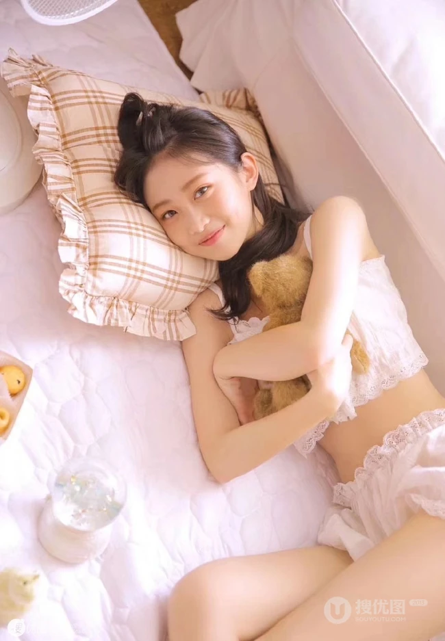 清纯可人酒窝少女肩带轻纱礼裙短裤室内，尽显白皙线条感纤细线条