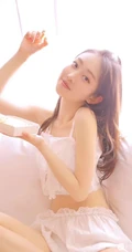 清纯可人酒窝少女肩带轻纱礼裙短裤室内，尽显白皙线条感纤细线条