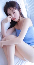 蓝衣肩带背心短裤少女简约凸点娇俏动人室内线条感写真图片