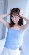蓝衣肩带背心短裤少女简约凸点娇俏动人室内线条感写真图片