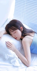 蓝衣肩带背心短裤少女简约凸点娇俏动人室内线条感写真图片
