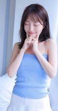 蓝衣肩带背心短裤少女简约凸点娇俏动人室内线条感写真图片
