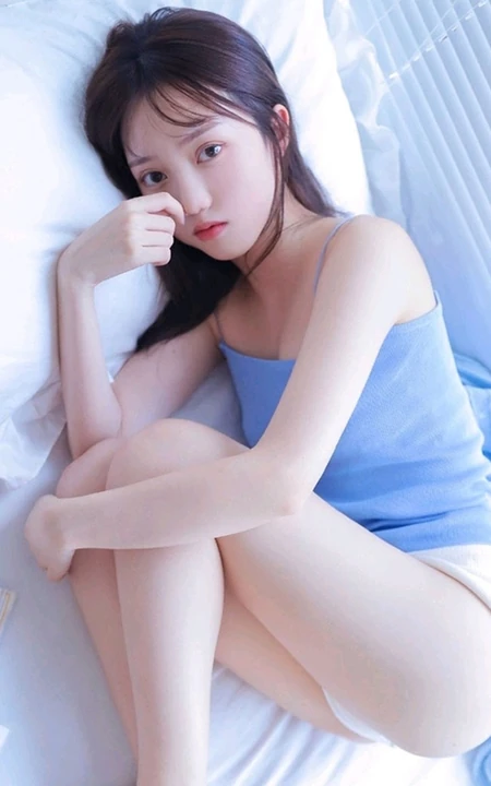 蓝衣肩带背心短裤少女简约凸点娇俏动人室内线条感写真图片