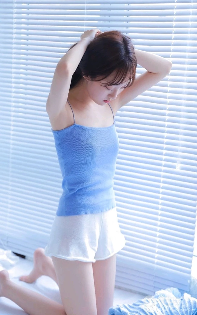 蓝衣肩带背心短裤少女简约凸点娇俏动人室内线条感写真图片