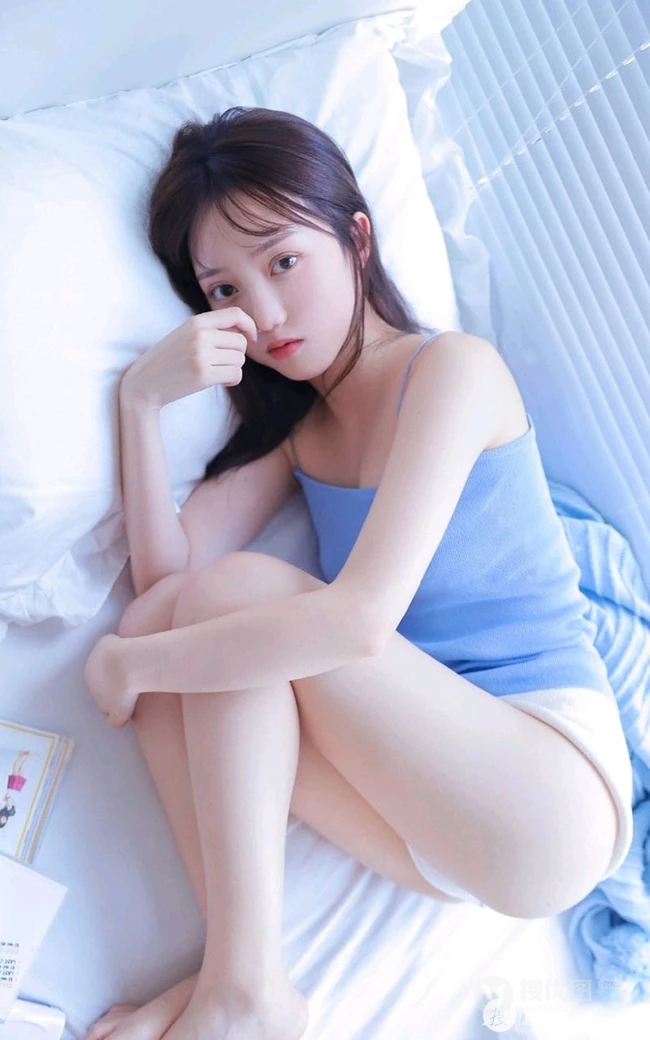 蓝衣肩带背心短裤少女简约凸点娇俏动人室内线条感写真图片
