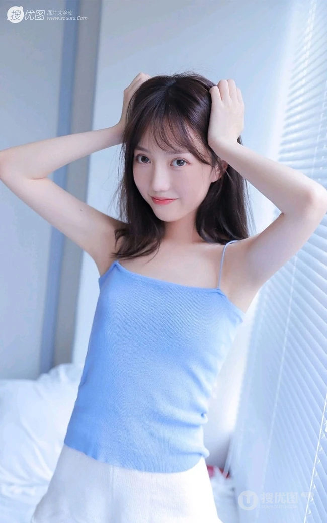 蓝衣肩带背心短裤少女简约凸点娇俏动人室内线条感写真图片