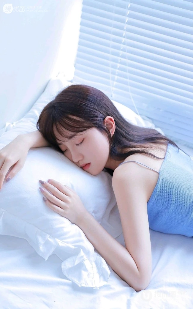 蓝衣肩带背心短裤少女简约凸点娇俏动人室内线条感写真图片