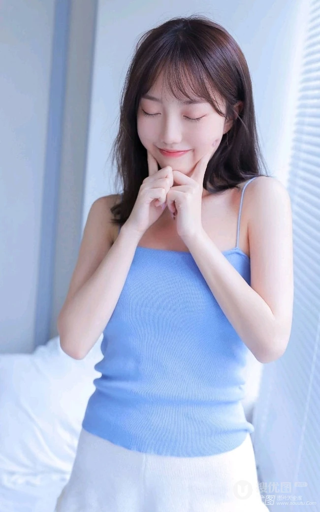 蓝衣肩带背心短裤少女简约凸点娇俏动人室内线条感写真图片
